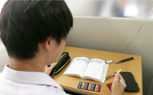 空調のきいた室内で、ブースは1つずつ区切られており、静かな環境で勉強に集中することができます。